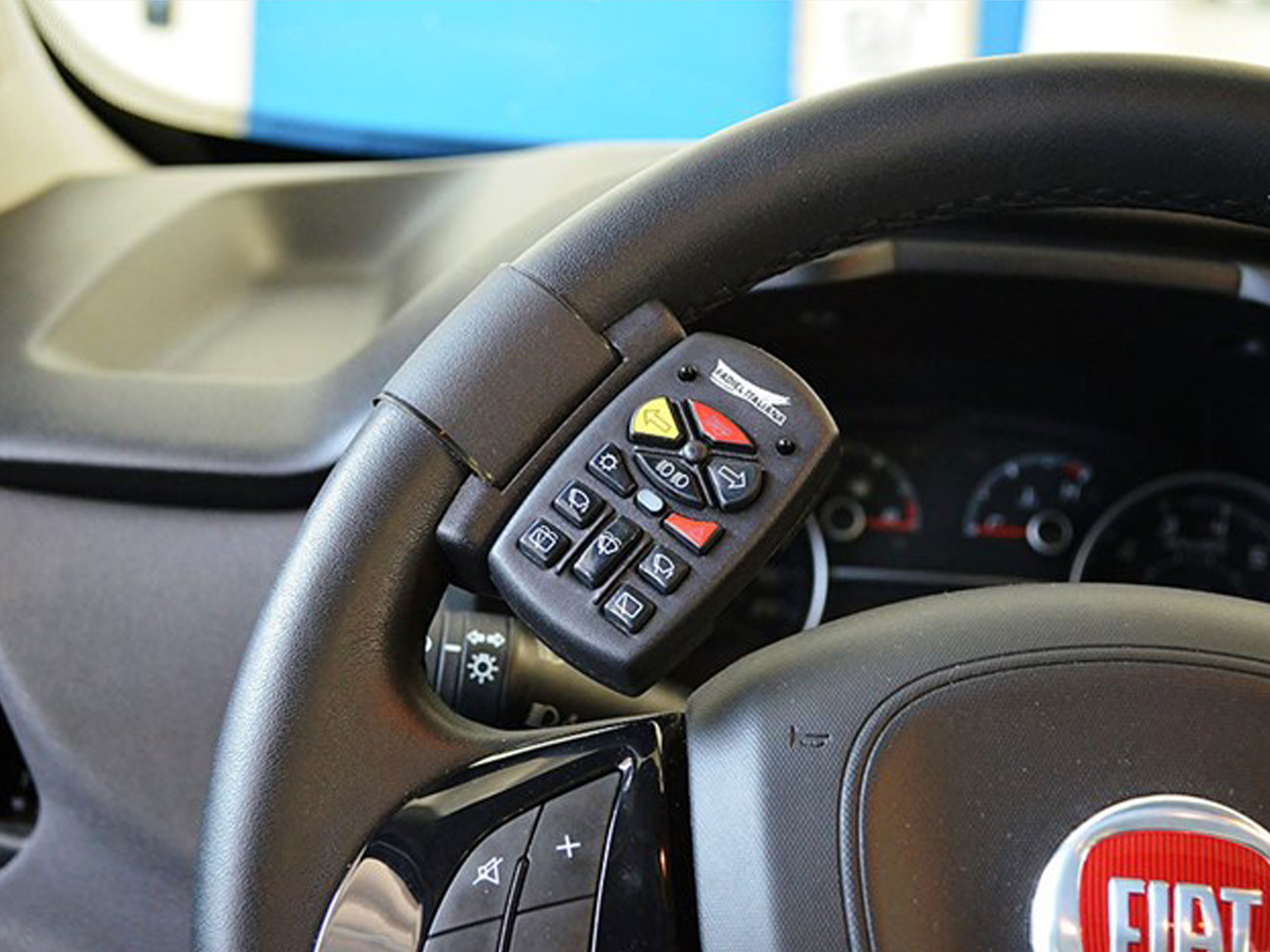 Mandos secundarios accionables sin soltar el dispositivo de dirección. Acceso a la galería. Abre nueva ventana