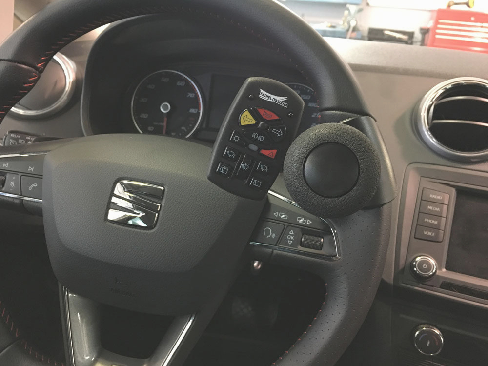 Mandos secundarios accionables sin soltar el dispositivo de dirección. Acceso a la galería. Abre nueva ventana