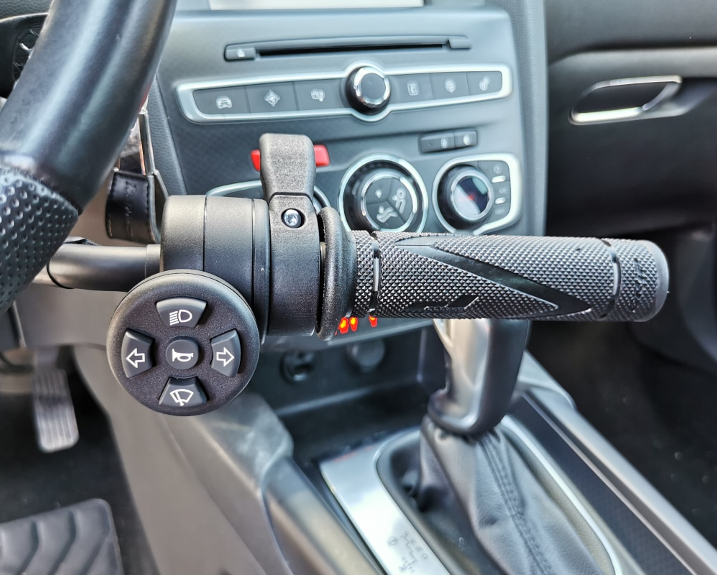 Mandos secundarios accionables desde la palanca monomando de acelerador y freno. Acceso a la galería. Abre nueva ventana