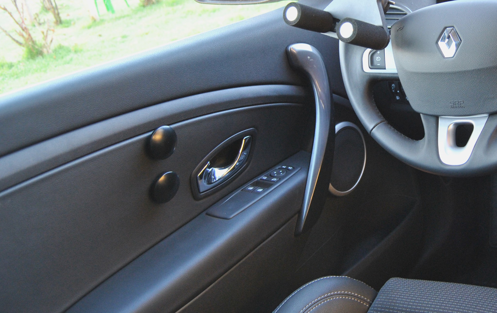 Mandos secundarios accionables desde la puerta. Acceso a la galería. Abre nueva ventana