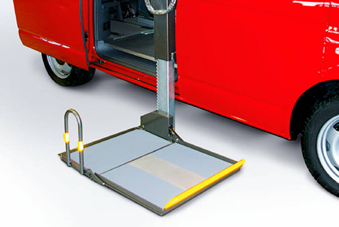 Plataforma en puerta lateral. Acceso a la galería. Abre nueva ventana