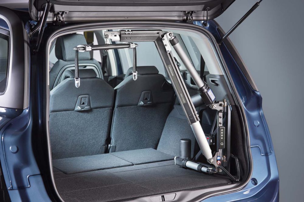 Grúa de maletero instalada a la derecha. Acceso a la galería. Abre nueva ventana