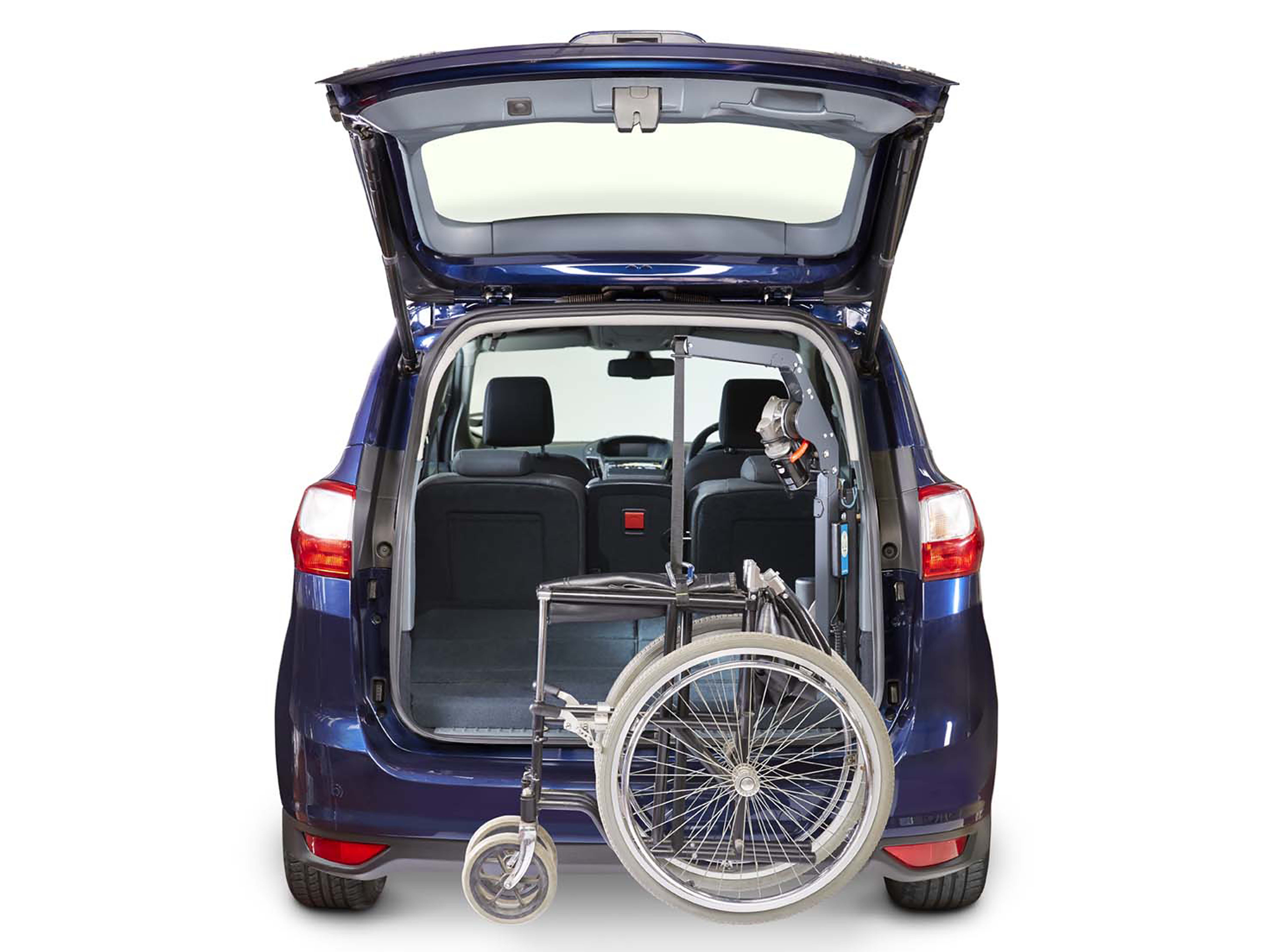 Grúa de maletero cargando una silla. Acceso a la galería. Abre nueva ventana