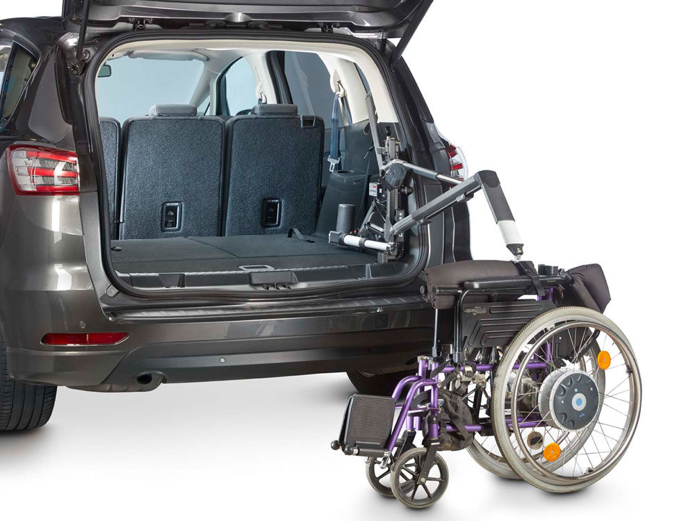 Grúa de maletero recogiendo una silla. Acceso a la galería. Abre nueva ventana