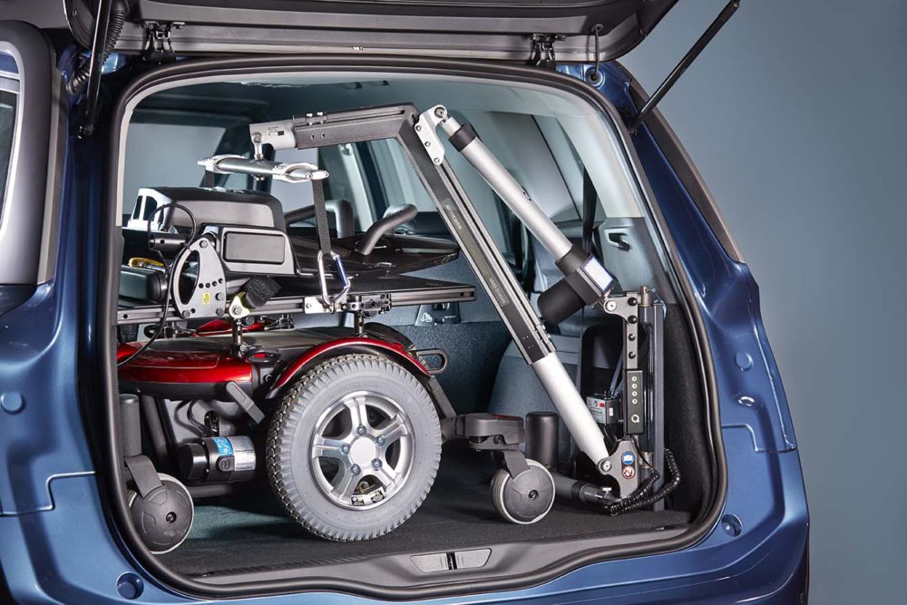 Grúa de maletero con una silla cargada. Acceso a la galería. Abre nueva ventana