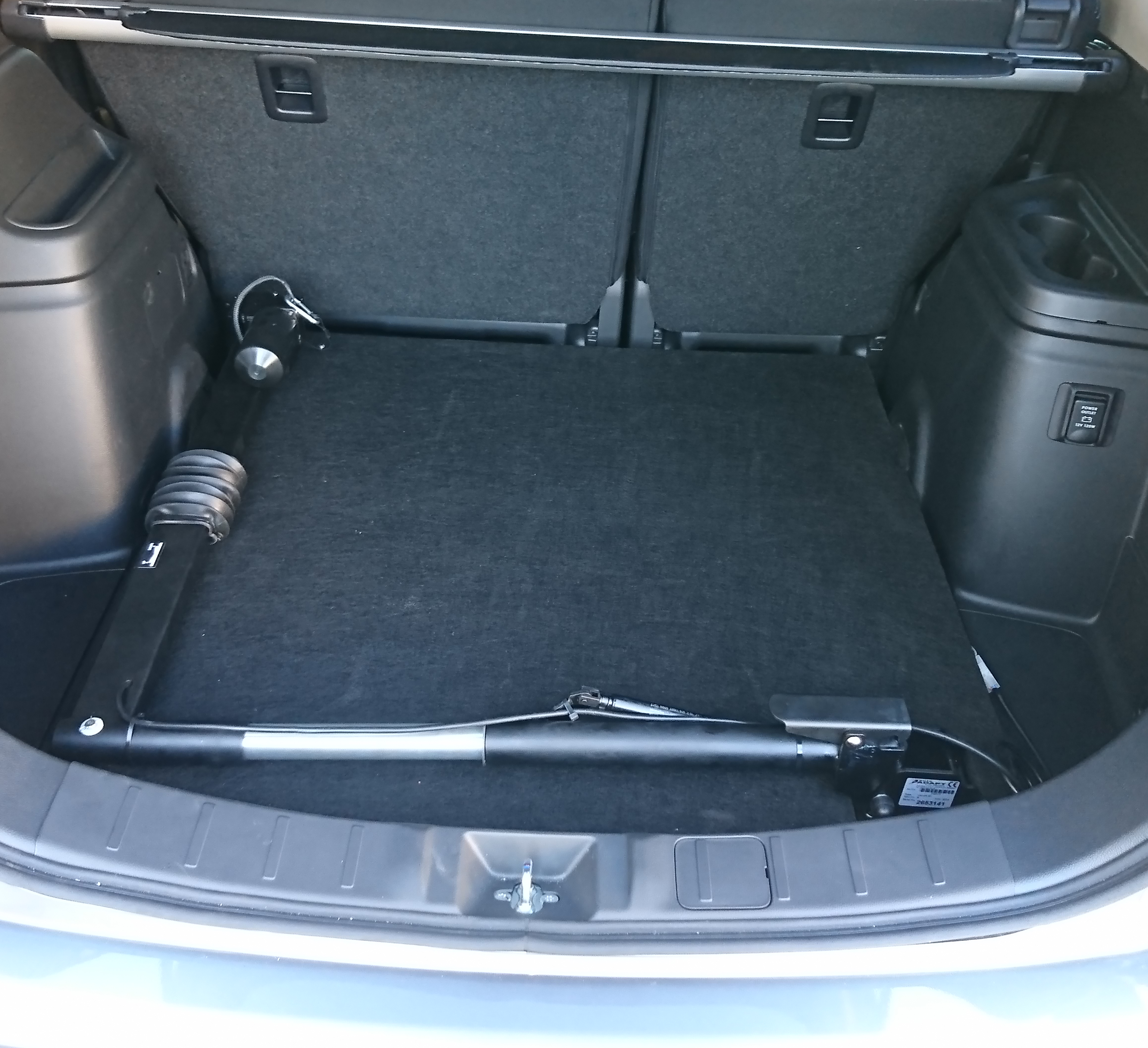 Grúa de maletero plegada. Acceso a la galería. Abre nueva ventana