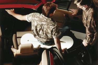 Hombre transfiriéndose desde una silla de ruedas a un coche.. Acceso a la galería. Abre nueva ventana