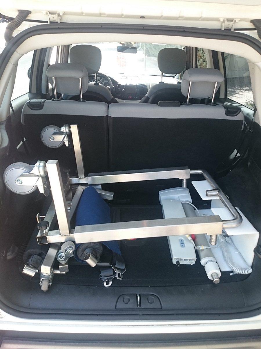 Grúa desmontada en el maletero de un coche.. Acceso a la galería. Abre nueva ventana