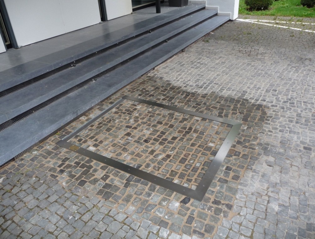 Plataforma encastrada a ras de suelo.. Acceso a la galería. Abre nueva ventana