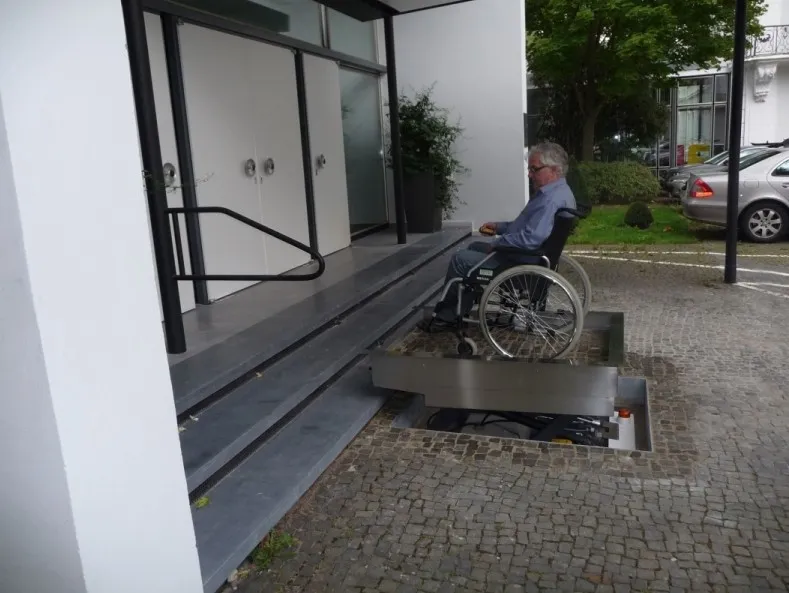 Usuario sobre la plataforma a mitad de camino hacia la parte superior de la escalera.. Acceso a la galería. Abre nueva ventana