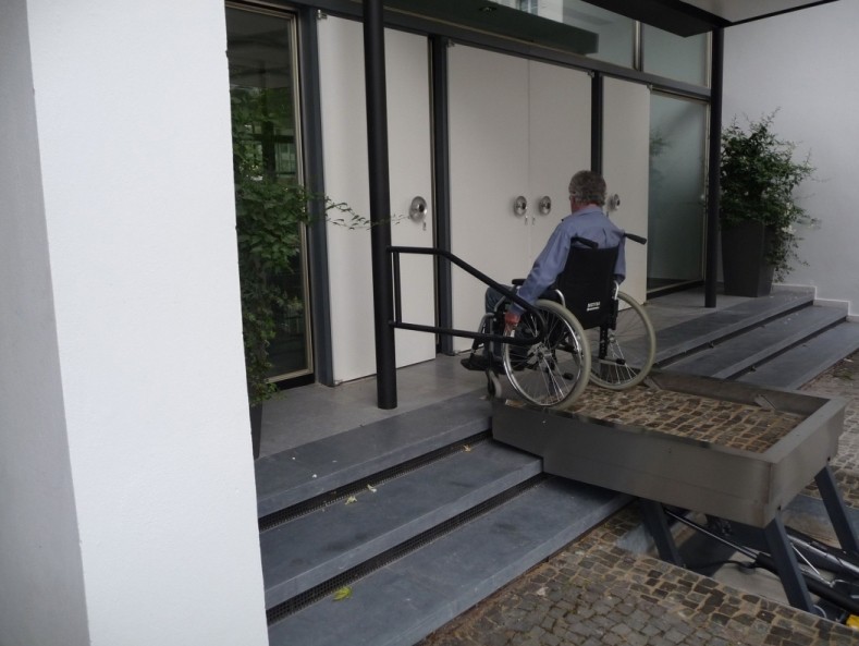 Usuario sobre la plataforma en la parte superior de la escalera.. Acceso a la galería. Abre nueva ventana