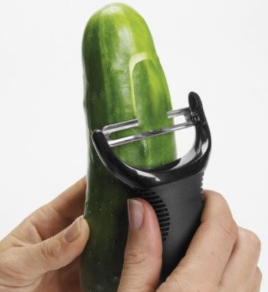 Persona pelando un pepino.. Acceso a la galería. Abre nueva ventana