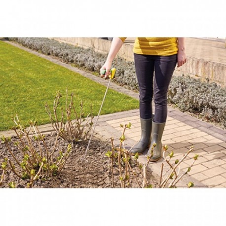 Persona usando rastrillo de mango largo.. Acceso a la galería. Abre nueva ventana