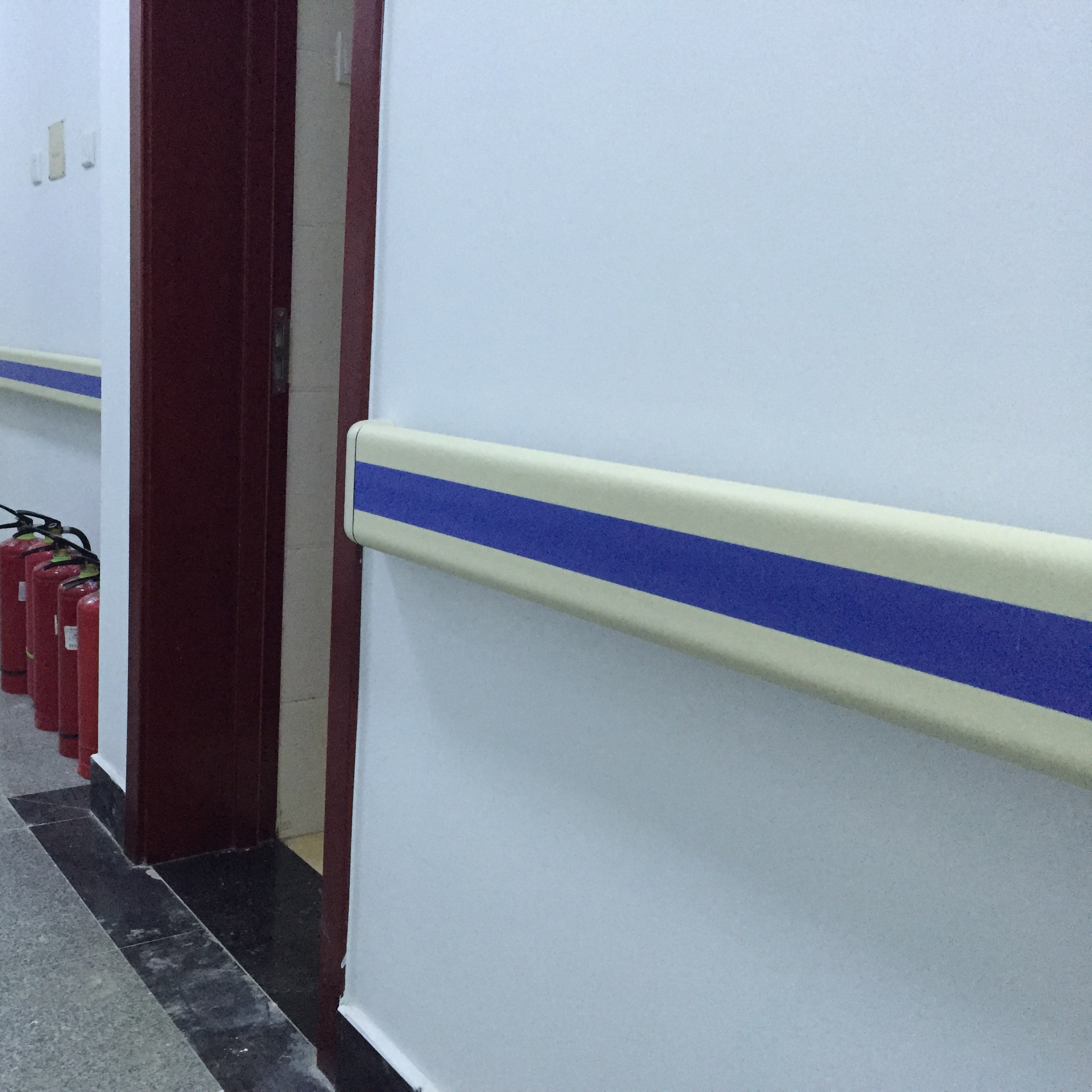 Pasamanos ancho de color azul y blanco a lo largo de un pasillo. Acceso a la galería. Abre nueva ventana