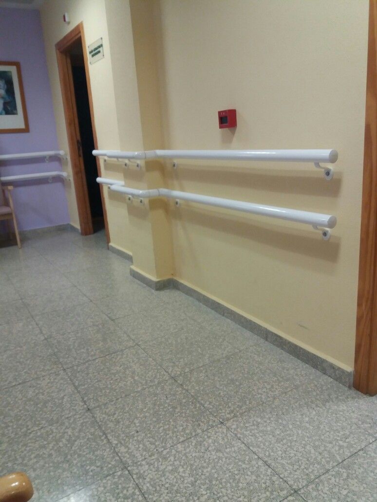 Pasamanos a diferente altura de diámetro circular en un pasillo. Acceso a la galería. Abre nueva ventana