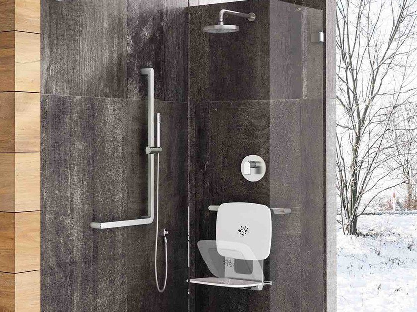 Zona ducha con asiento de ducha abatible y un asidero al lado derecho del asiento fijado a la pared formando un ángulo recto.. Acceso a la galería. Abre nueva ventana