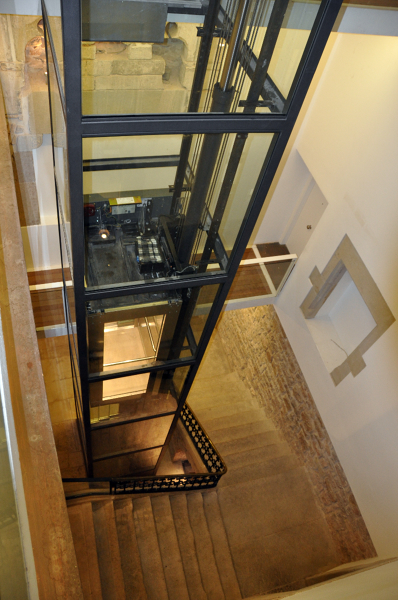 Ascensor instalado en el hueco de una escalera.. Acceso a la galería. Abre nueva ventana