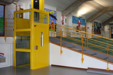 Elevador vertical con cerramiento.. Acceso a la galería. Abre nueva ventana