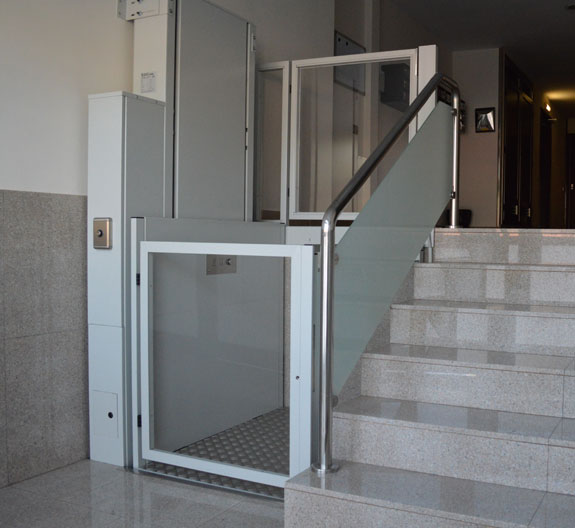 Elevador vertical con puerta, para 6 peldaños.. Acceso a la galería. Abre nueva ventana