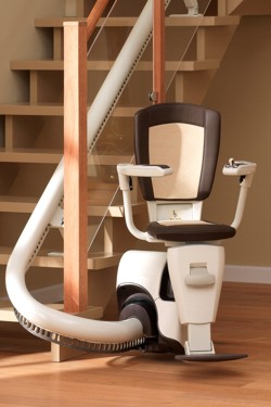 Silla salvaescaleras con curva, reposapies y reposabrazos. Acceso a la galería. Abre nueva ventana
