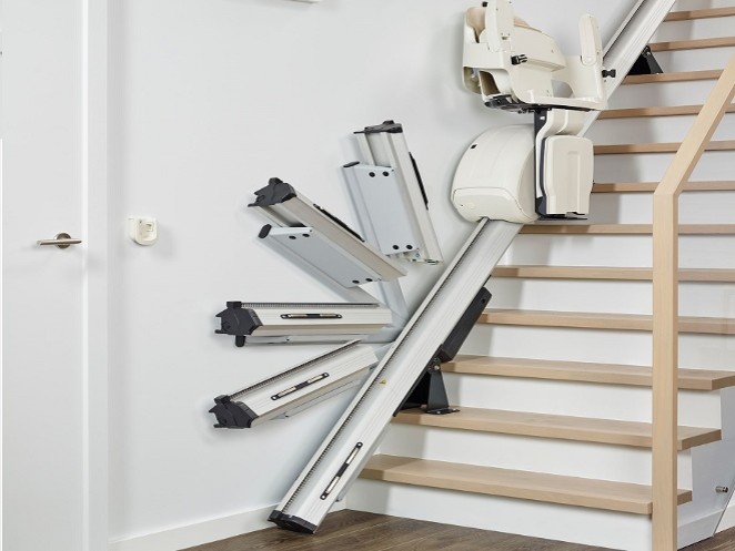 Silla salvaescaleras con final de rail plegable . Acceso a la galería. Abre nueva ventana