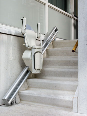 Silla salvaescalera con asiento, reposapies y reposabrazos plegados. Acceso a la galería. Abre nueva ventana