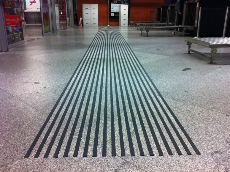 Pavimento tactovisual en un pasillo.. Acceso a la galería. Abre nueva ventana