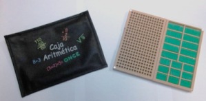 Caja aritmética para el cálculo de 19 compartimentos con su funda al lado . Acceso a la galería. Abre nueva ventana