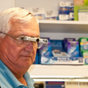 Persona mayor utilizando un telescopio bióptico en sus gafas.. Acceso a la galería. Abre nueva ventana