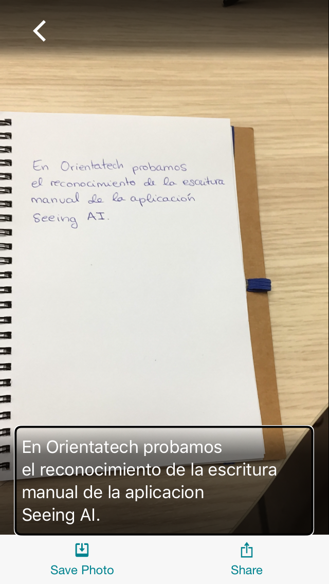 Captura por la cámara de un dispositivo móvil de un texto escrito manualmente, que es reconocido y verbalizado por la aplicación. Acceso a la galería. Abre nueva ventana