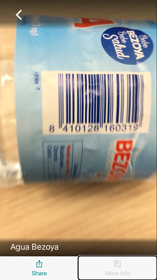 Captura por la cámara de un dispositivo móvil del código de barras de una botella de agua. La aplicación informa del nombre del producto. Acceso a la galería. Abre nueva ventana
