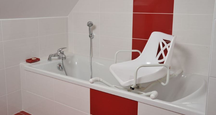 Silla montada en bañera.. Acceso a la galería. Abre nueva ventana